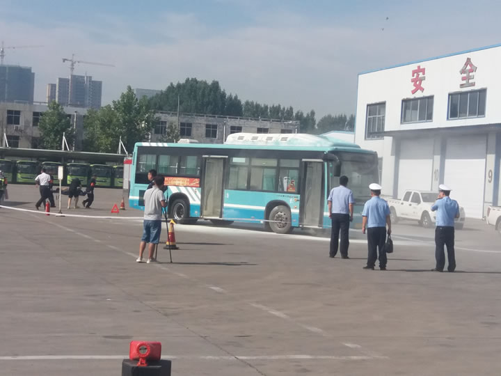 图2 “失火”的公交车