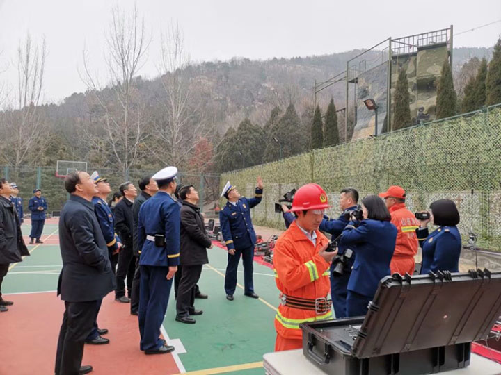 崔洪刚探望天外村消防中队一线消防救援步队 ---全发国际app科技现场展示无人机灭火